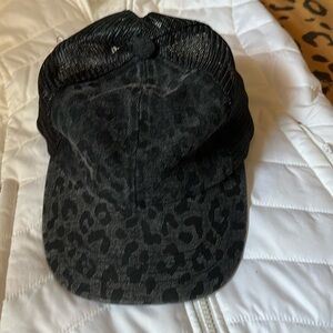 Women’s like new leopard baseball hat